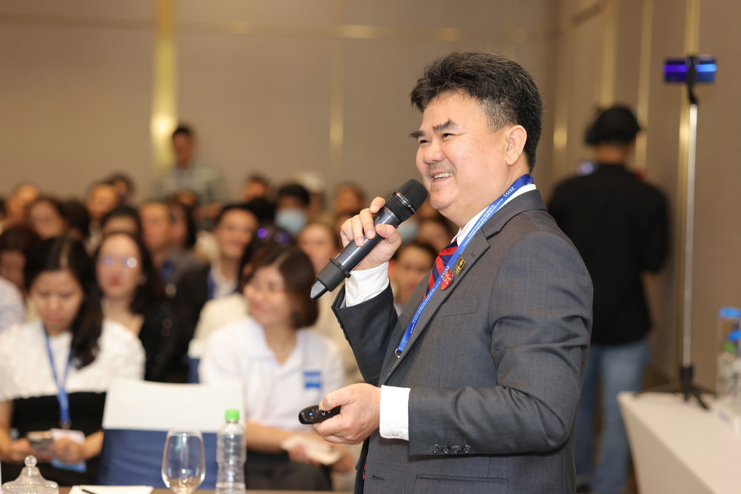 BS. CKII Trương Công Minh chia sẻ tại hội nghị. BS. CKII Trương Công Minh chia sẻ tại hội nghị.