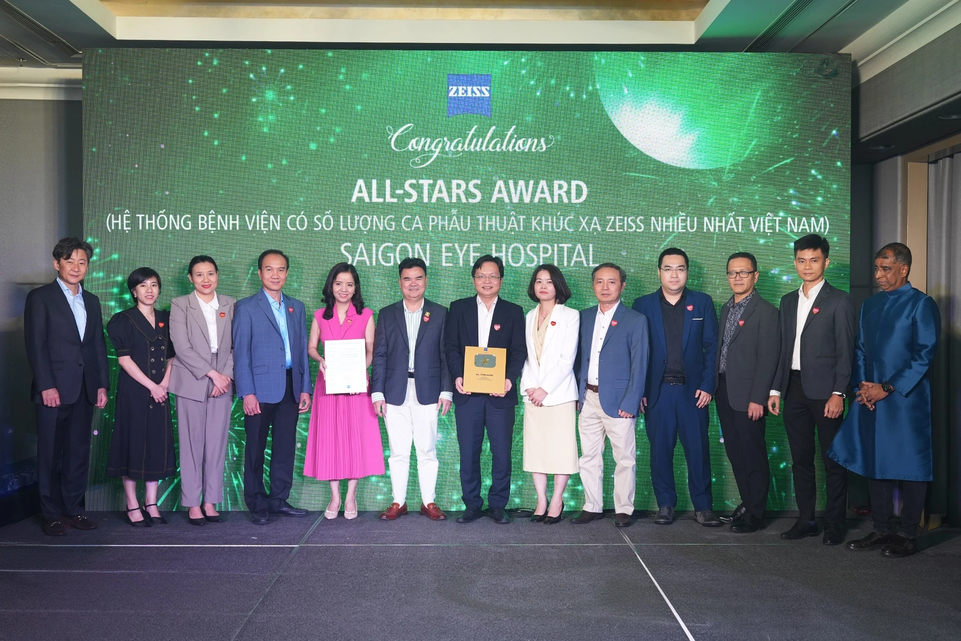 Ban lãnh đạo và các bác sĩ Hệ thống Bệnh viện Mắt Sài Gòn nhận giải thưởng từ đại diện Carl Zeiss