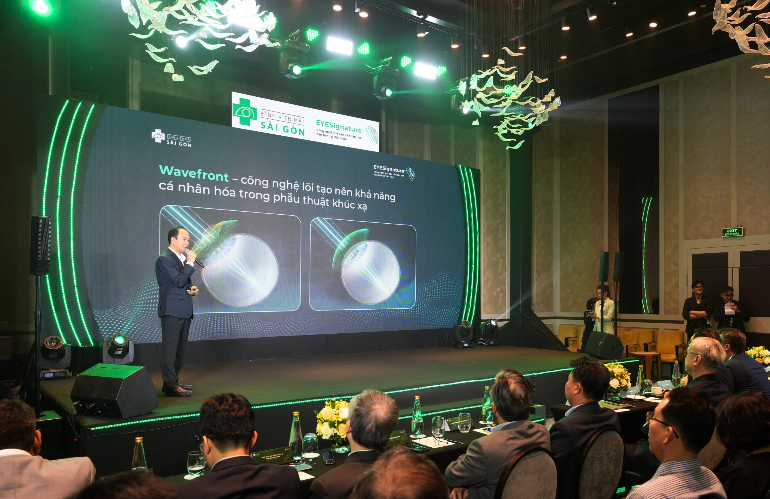 Thạc sĩ Bác sĩ Lê Nguyễn Huy Cường - Phó Giám đốc chuyên môn bệnh viện Mắt Sài Gòn Ngô Gia Tự chia sẻ về công nghệ xóa cận EYESignature