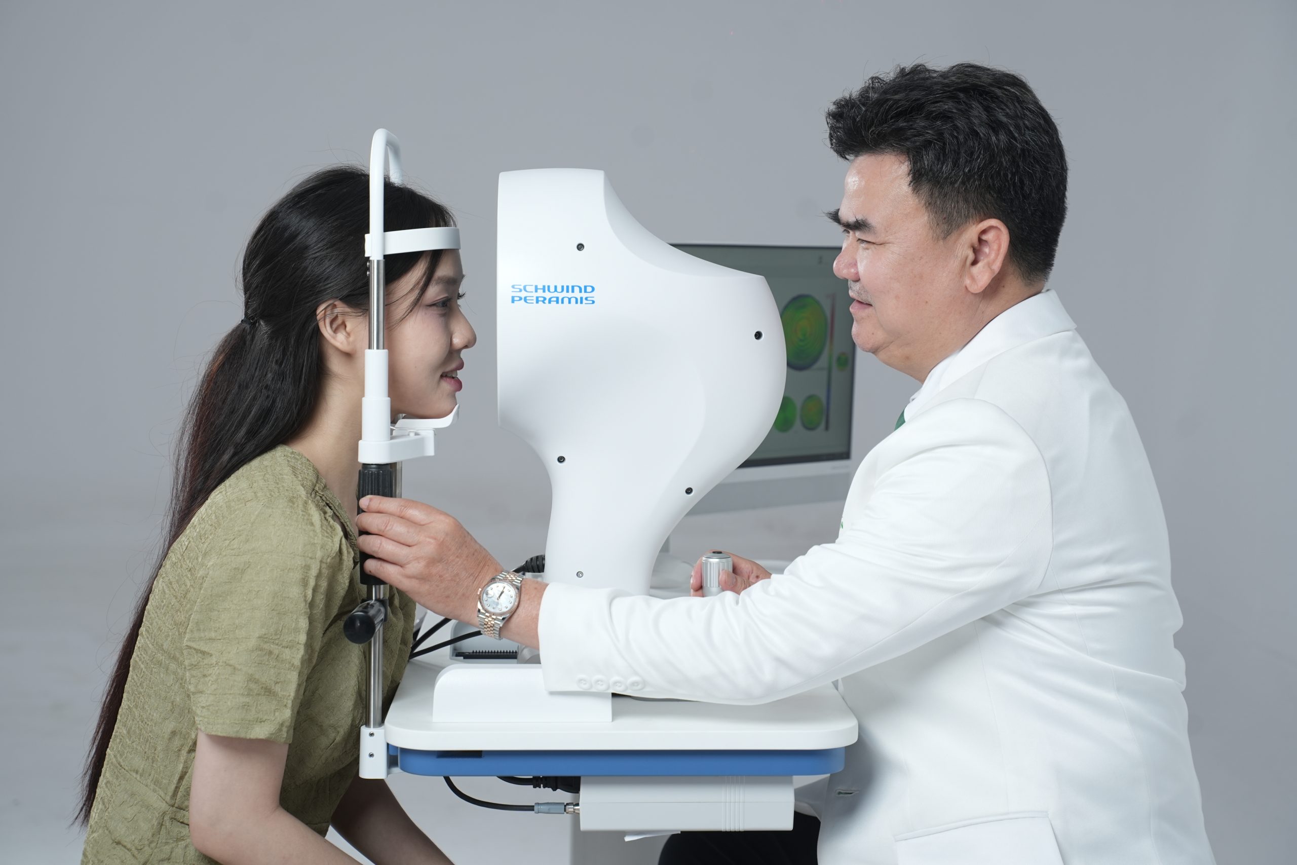 Bác sĩ CKII Trương Công Minh – Chủ tịch Hội Phẫu thuật khúc xạ Hệ thống Mắt Sài Gòn chup bản đồ giác mạc 3D cho bệnh nhân bằng công nghệ wavefront (mặt sóng) hiện đại trên thiết bị SCHWIND