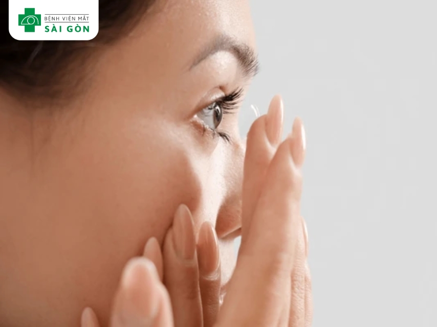 Các bước đeo kính áp tròng