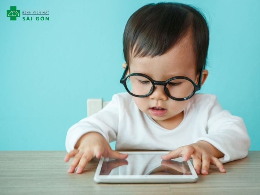 Tái cận do cận bẩm sinh