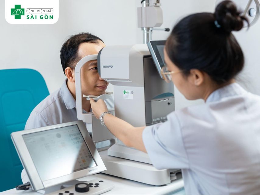 Đi thăm khám để chẩn đoán cận thị