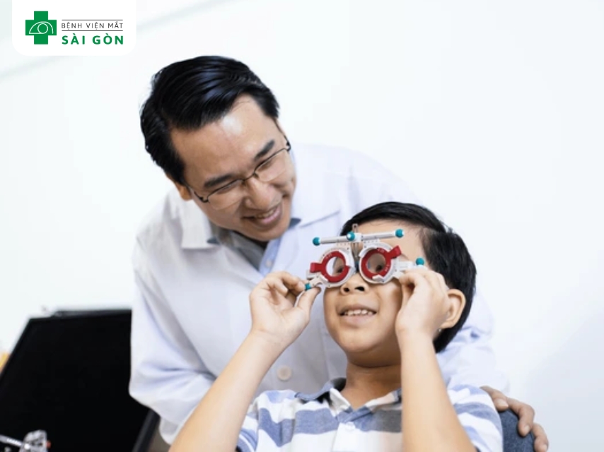 Tiến hành kiểm tra thị lực định kỳ giúp chẩn đoán mắt lác