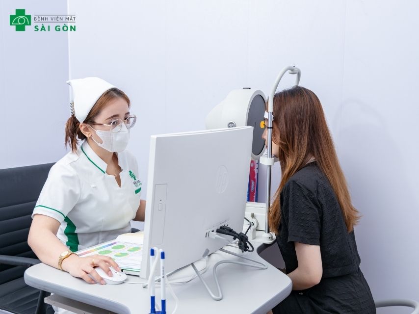 Bác sĩ kiểm tra trước khi phẫu thuật