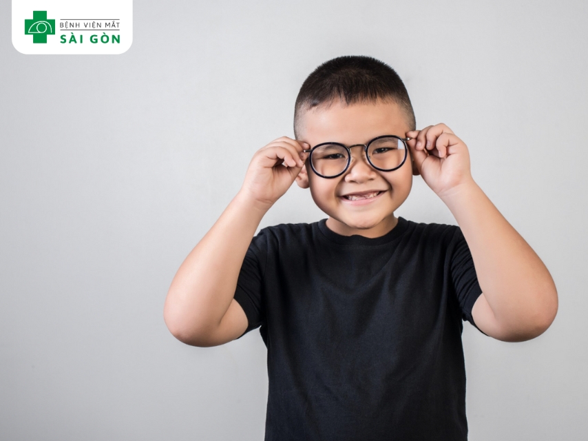 Đeo kính đúng độ giúp trị mắt lác do tật khúc xạ