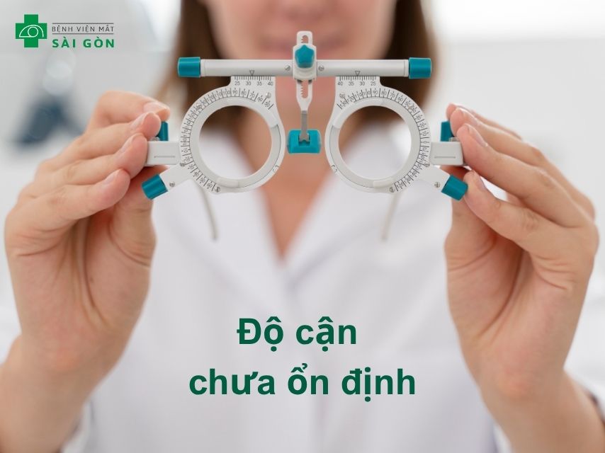 Độ cận chưa ổn định khi mổ gây tái cận