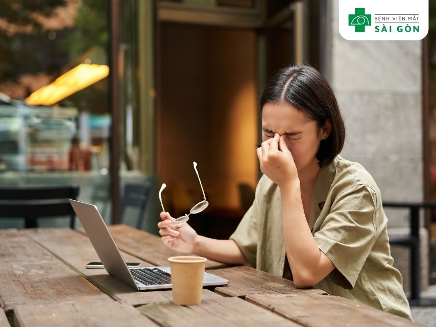 Người dùng thiết bị sử dụng nước mắt nhân tạo