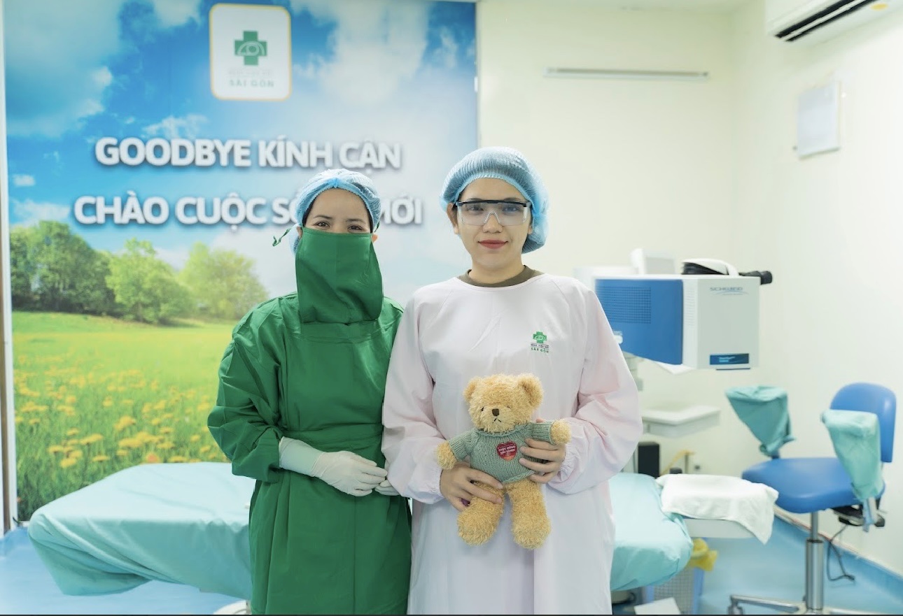 Chị Khánh Như – Kế toán, TPHCM vui mừng với kết quả thị lực 12/10 sau phẫu thuật khúc xạ cùng công nghệ EYESignature™