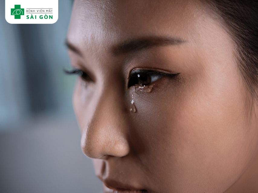 Khóc khiến mí mắt bị sưng