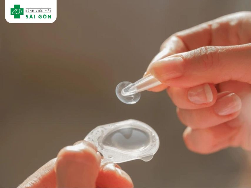 Không vệ sinh kính áp tròng gây chảy nước mắt sống