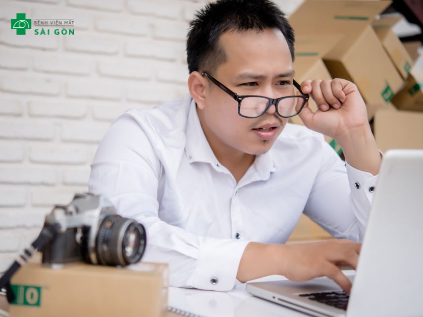 Mắt cận 10 độ thuộc nhóm cận nặng