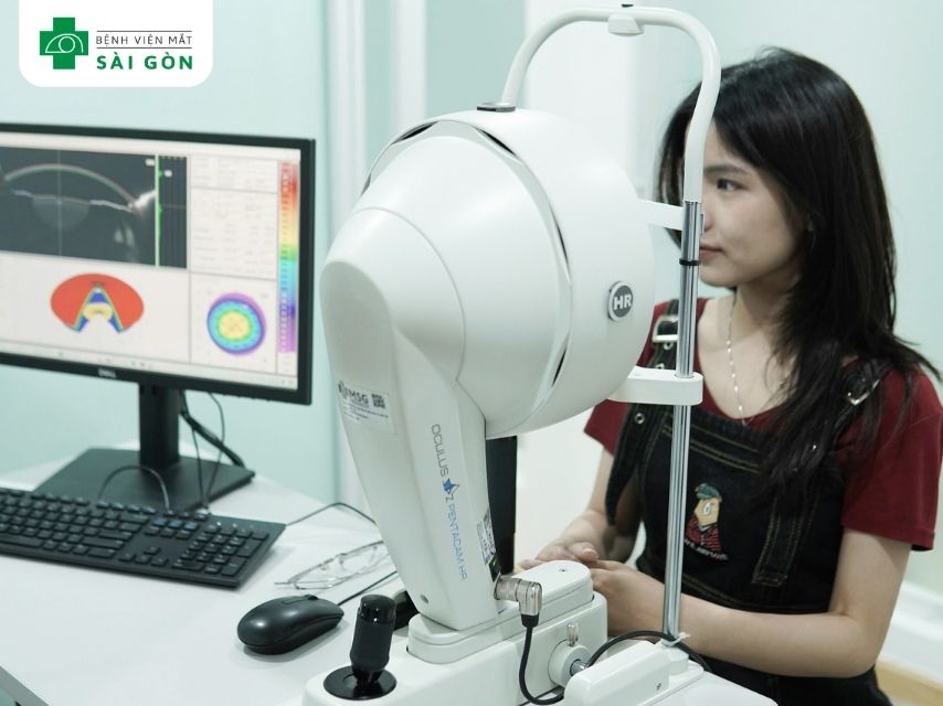 Thiết bị đánh giá mắt hiện đại trước phẫu thuật SMILE