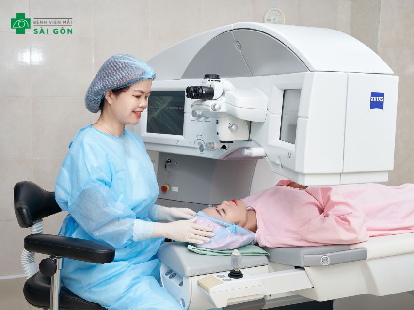 Mổ cận 10 độ bằng phương pháp SMILE (ReLEx SMILE)