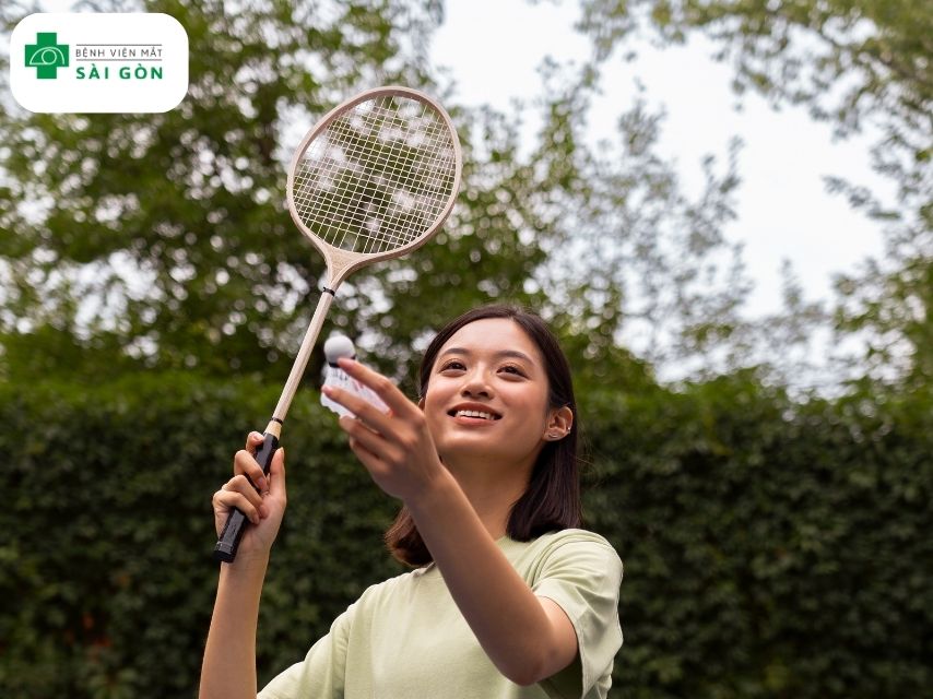 Không còn phụ thuộc vào kính áp trong sau mổ cận