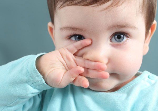 nhỏ sữa mẹ vào mắt trẻ sơ sinh