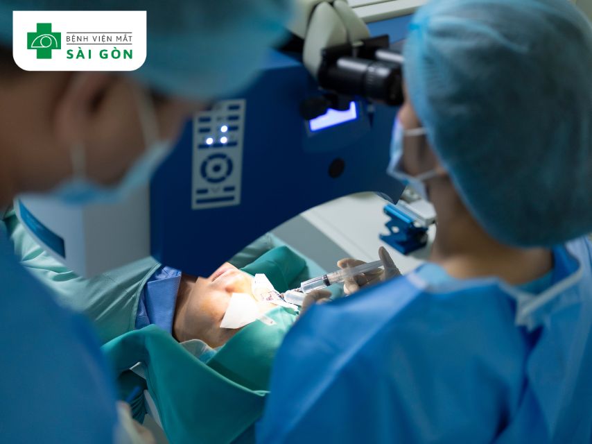 Phẫu thuật trên máy VISUMAX800