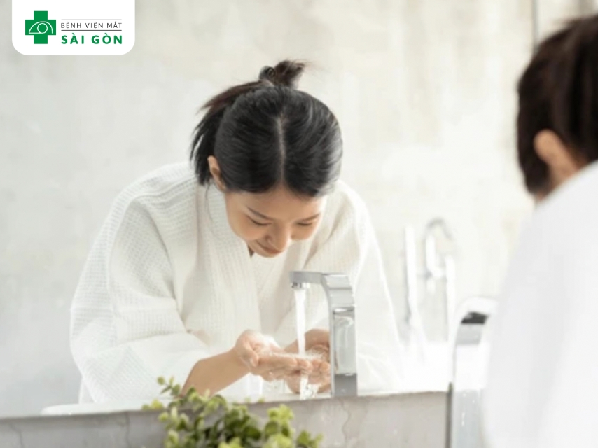 Vệ sinh sạch sẽ vùng bờ mi ngừa chắp mắt