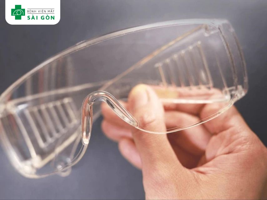 Đeo kính khi làm việc ngừa chảy nước mắt sống
