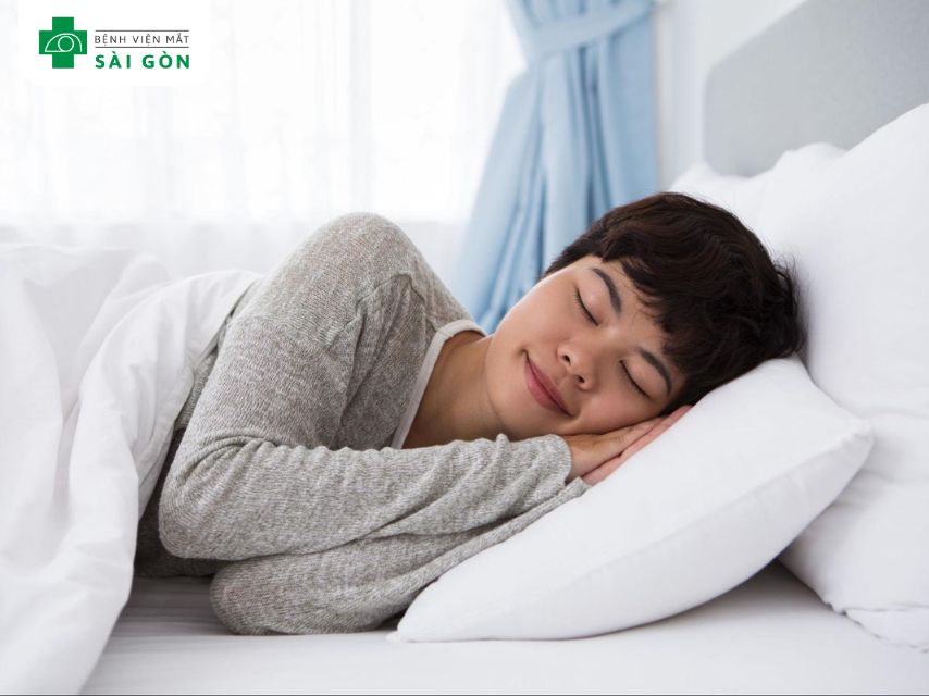 Ngủ đủ giấc phòng ngừa sưng mí mắt