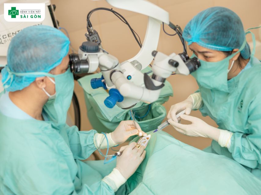 Phẫu thuật PHAKIC sử dụng thấu kính từ EyeOL và STAAR Surgical