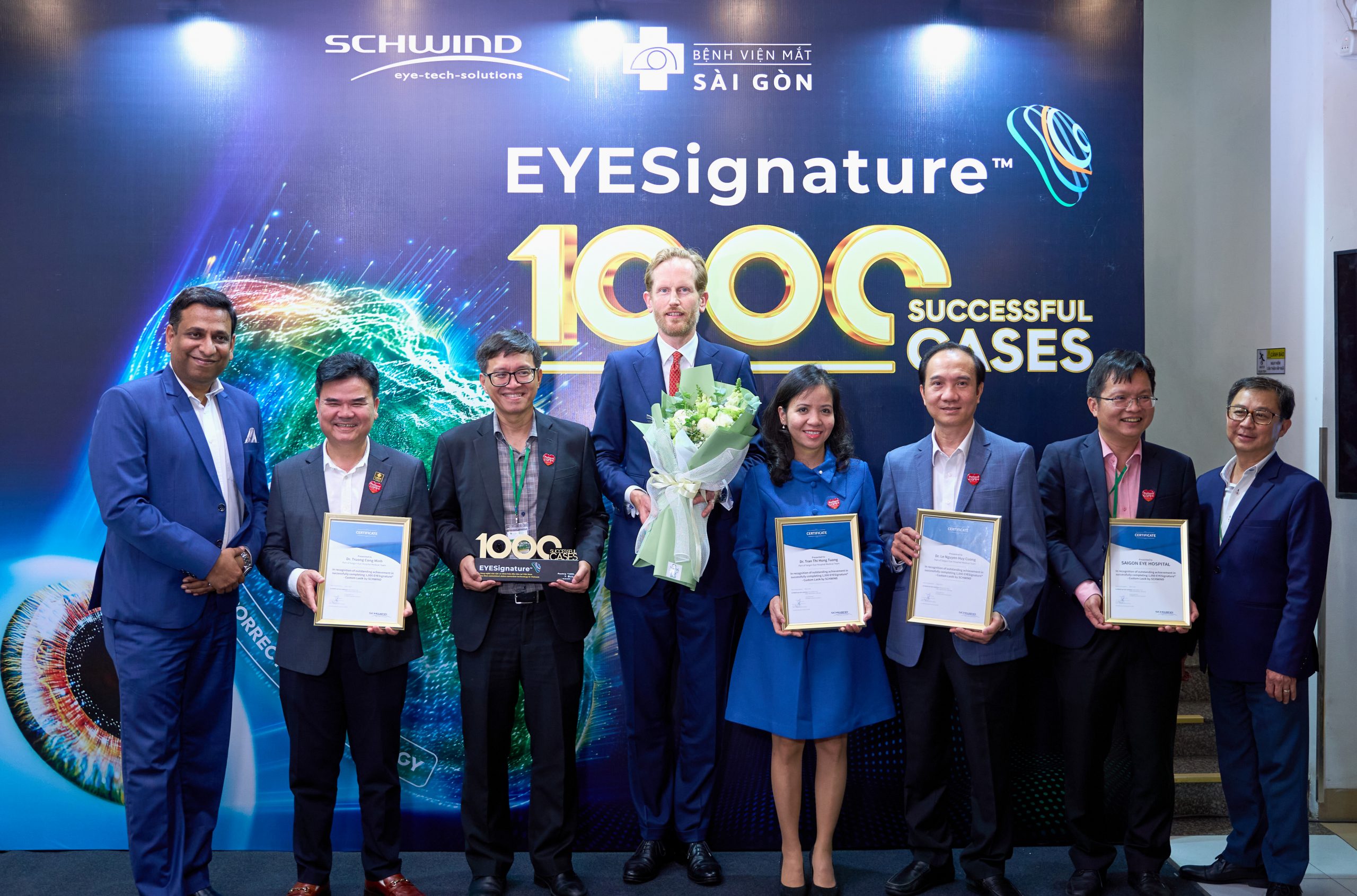 SCHWIND trao tặng Kỷ niệm chương ghi nhận cột mốc 1.000 lượt điều trị EYESignature™ thành công và Chứng nhận Chuyên gia Phẫu thuật Khúc xạ Cá nhân hóa cho đội ngũ bác sĩ Mắt Sài Gòn