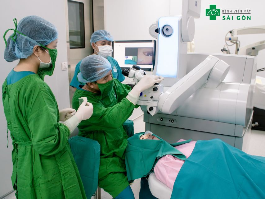 Mổ cận loạn SMILE Pro và SMILE