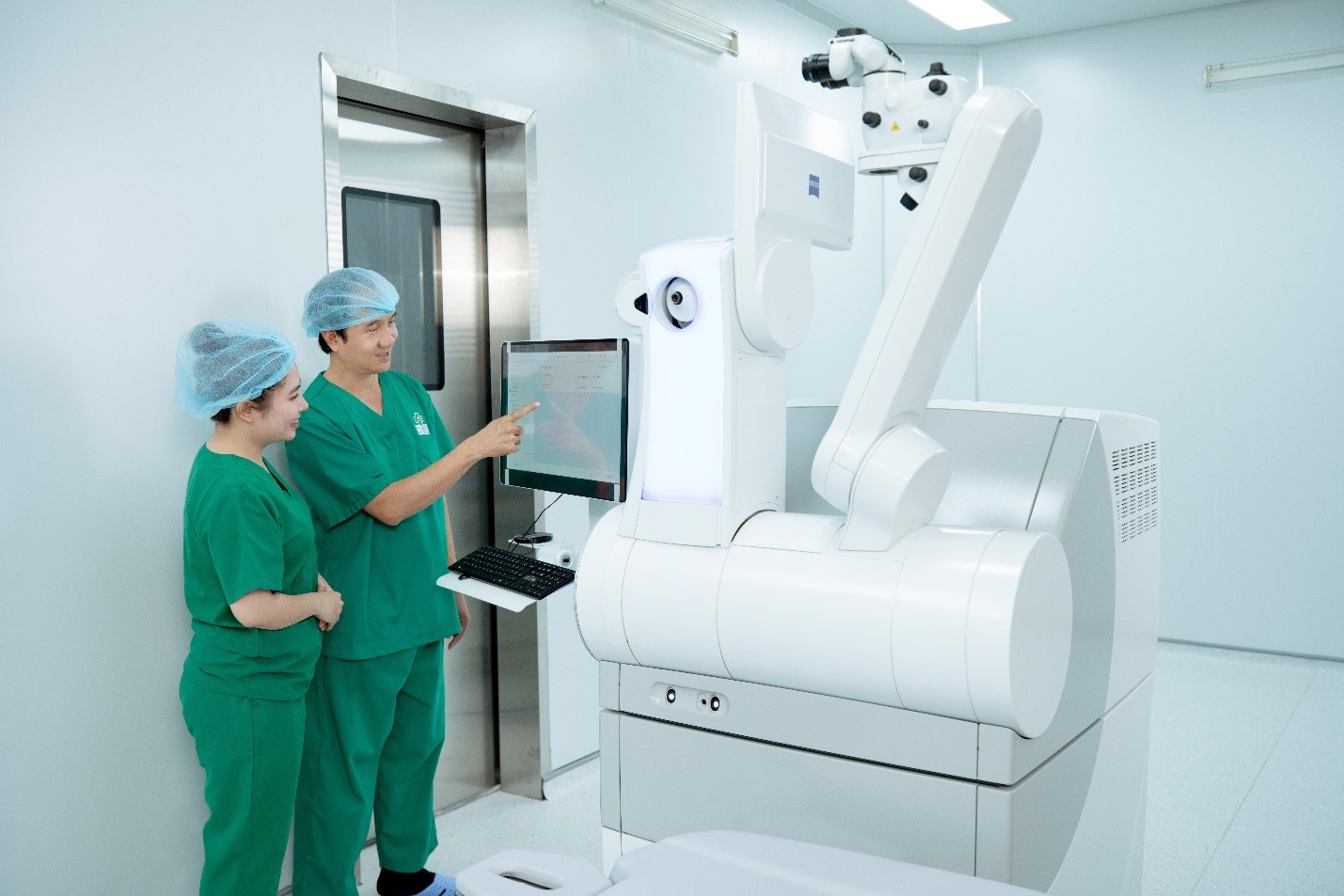 Hệ thống trang thiết bị y khoa hiện đại nhập khẩu từ Mỹ và châu Âu tại Mắt Sài Gòn.