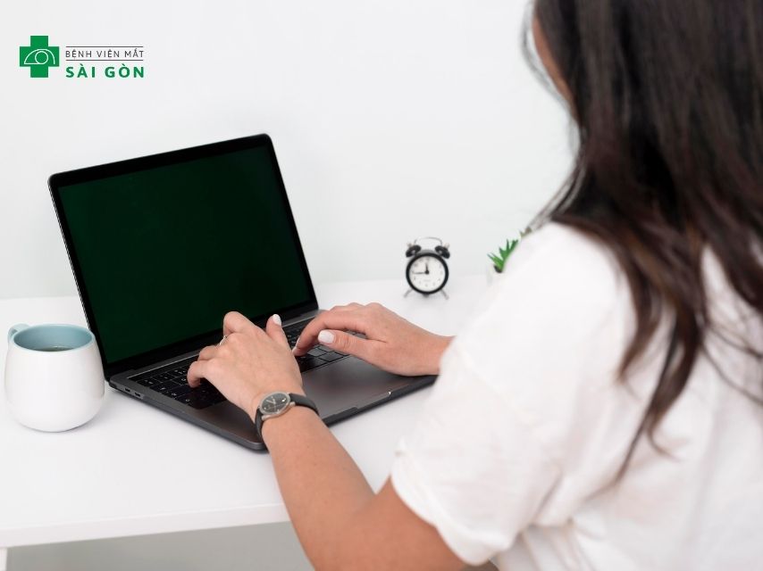 Ánh sáng xanh gây ảnh hưởng mắt