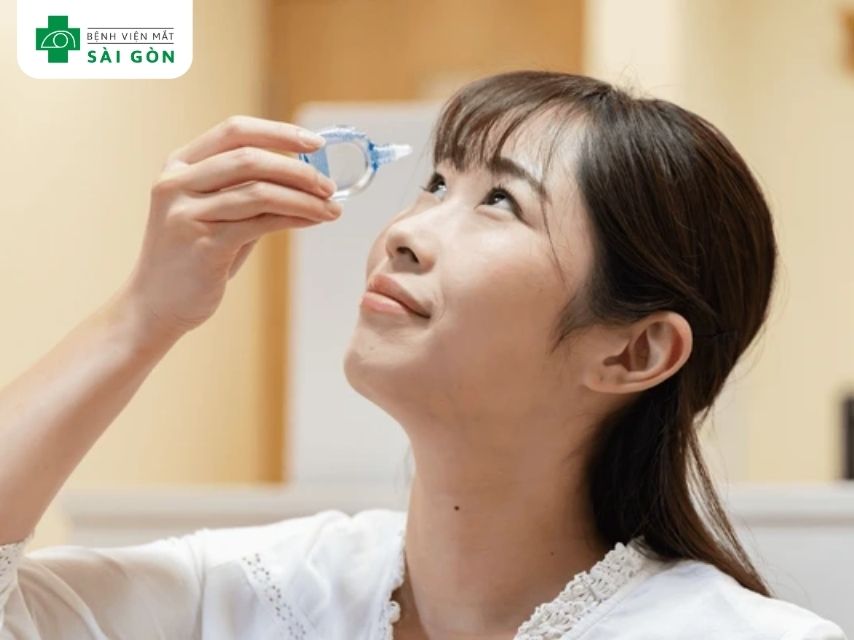 Thuốc nhỏ mắt thiết kế để nhỏ vào mắt