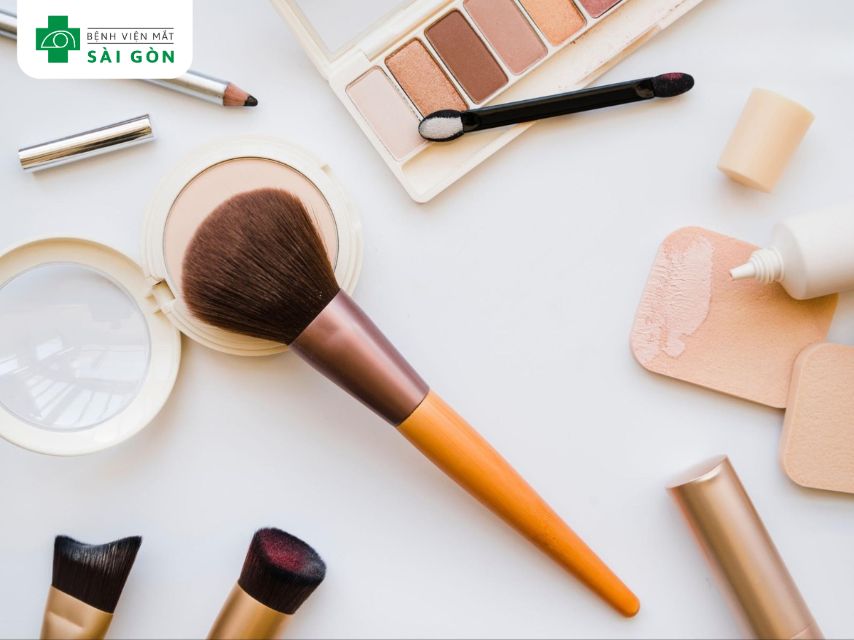 Đồ trang điểm kích ứng gây sưng mí mắt