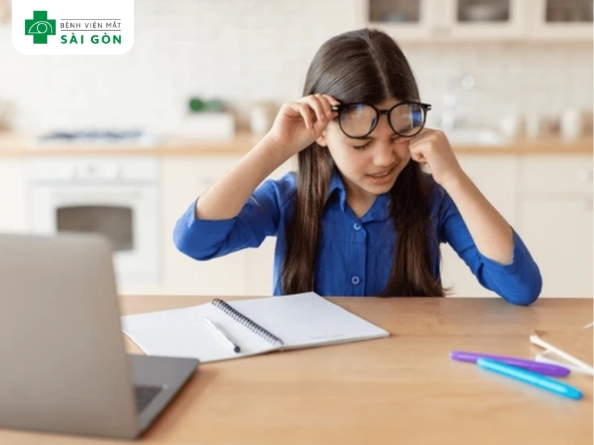 Mắt mỏi và giảm khả năng tập trung nhìn gần là các dấu hiệu của mắt lác