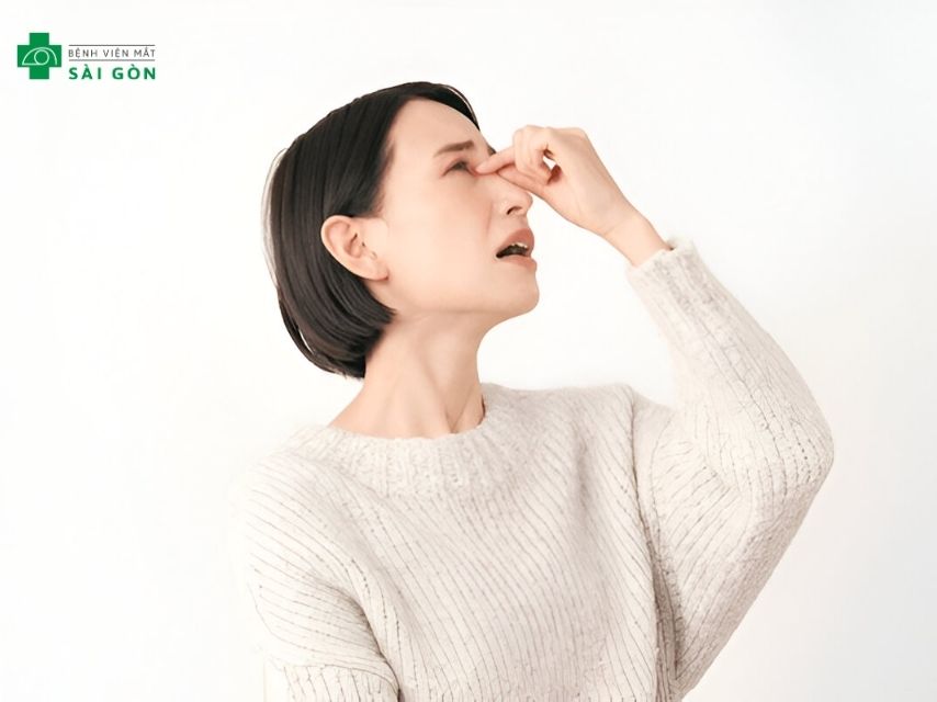 Triệu chứng dài hạn sau mổ cận