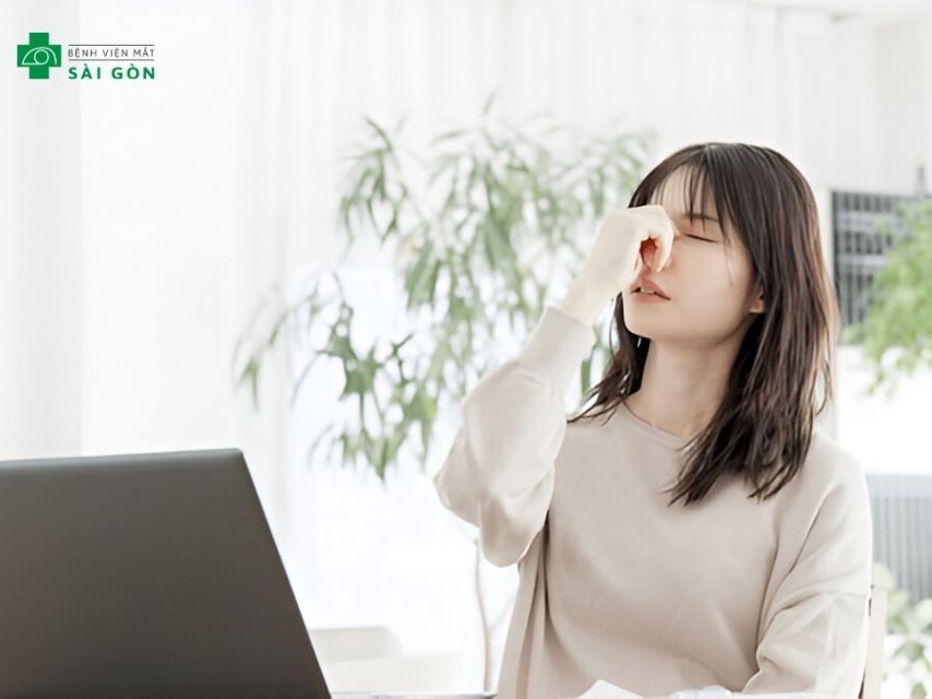 Triệu chứng ngắn hạn sau mổ cận