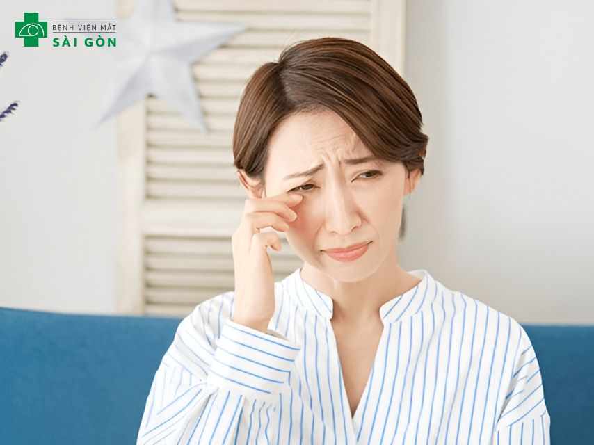 Sau mổ cận loạn xuất hiện các triệu chứng phụ